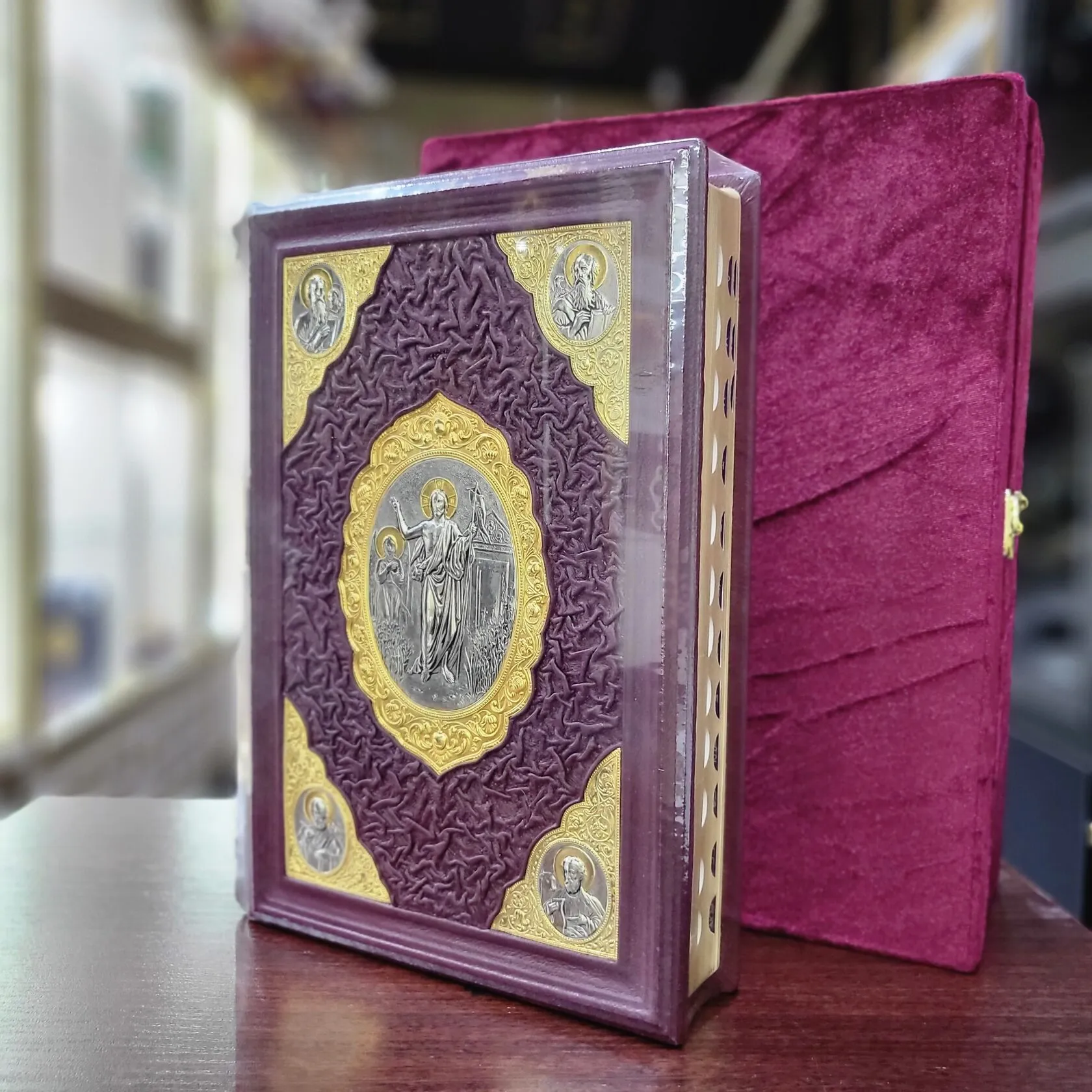 Библия с литьем